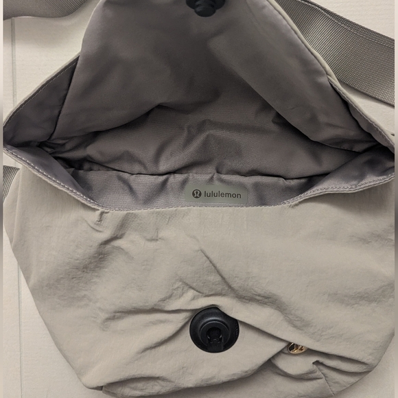 Lululemon Curved Crossbody Bag, Warm Ash Grey 3L - Picture 4 of 7